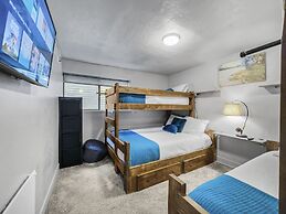 Hidden Haven At Apache Trail! 4 Bedroom Townhouse by RedAwning