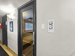 Hidden Haven At Apache Trail! 4 Bedroom Townhouse by RedAwning