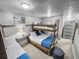 Hidden Haven At Apache Trail! 4 Bedroom Townhouse by RedAwning