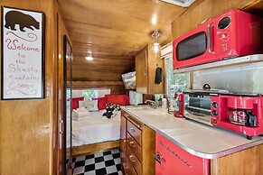 Shasta Mountain Escape 1 Bedroom Home by RedAwning