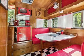 Shasta Mountain Escape 1 Bedroom Home by RedAwning