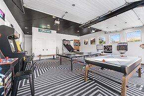 Mollie's Landing 7 Bedroom Home