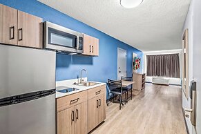 HomeTowne Studios by Red Roof Southfield