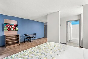HomeTowne Studios by Red Roof Southfield