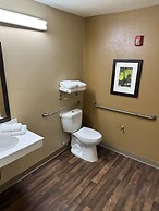 HomeTowne Studios by Red Roof Southfield