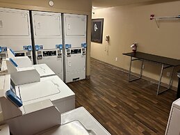 HomeTowne Studios by Red Roof Southfield