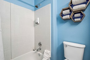 HomeTowne Studios by Red Roof Southfield