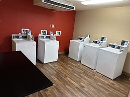 HomeTowne Studios by Red Roof Southfield