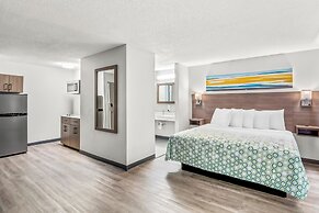 HomeTowne Studios by Red Roof Southfield