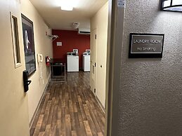 HomeTowne Studios by Red Roof Southfield