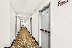 HomeTowne Studios by Red Roof Southfield