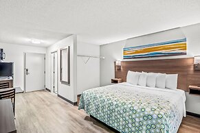 HomeTowne Studios by Red Roof Southfield