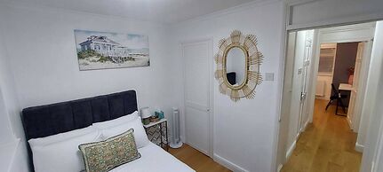 Luxury 5 Bedroom 2 BA House with Parking