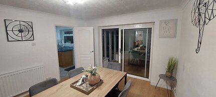 Luxury 5 Bedroom 2 BA House with Parking