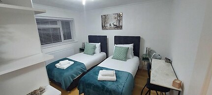 Luxury 5 Bedroom 2 BA House with Parking