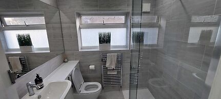 Luxury 5 Bedroom 2 BA House with Parking