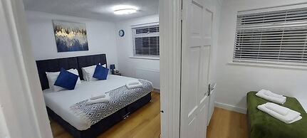 Luxury 5 Bedroom 2 BA House with Parking
