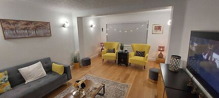 Luxury 5 Bedroom 2 BA House with Parking