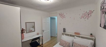 Luxury 5 Bedroom 2 BA House with Parking