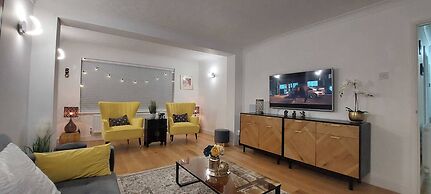 Luxury 5 Bedroom 2 BA House with Parking