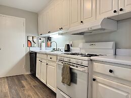 ATL Downtown 2B Condo with Free Parking