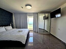 SHaYaSH apartments Leonardo Bat-Yam