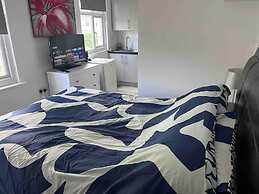 Remarkable Cozy 1-bed Studio in Romford London Uk