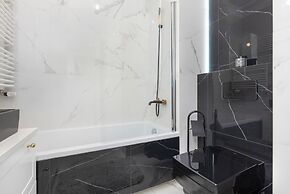 Prymasa Tysiąclecia Apartment by Renters