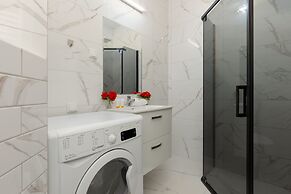 Rondo Wiatraczna Apartment by Renters