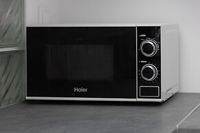 Rondo Wiatraczna Apartment by Renters