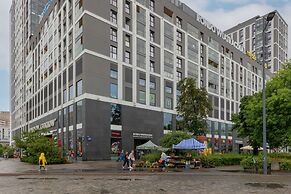 Rondo Wiatraczna Apartment by Renters