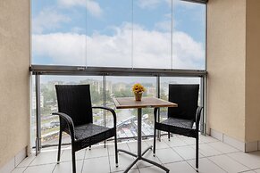 Rondo Wiatraczna Apartment by Renters