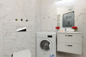 Rondo Wiatraczna Apartment by Renters