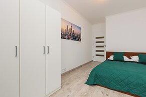 Rondo Wiatraczna Apartment by Renters