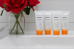 Rondo Wiatraczna Apartment by Renters