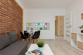 Rondo Wiatraczna Apartment by Renters
