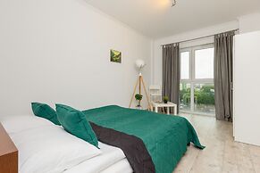 Rondo Wiatraczna Apartment by Renters