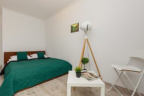 Rondo Wiatraczna Apartment by Renters