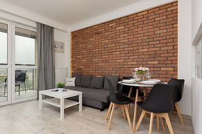 Rondo Wiatraczna Apartment by Renters