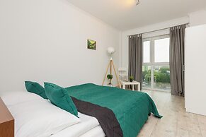 Rondo Wiatraczna Apartment by Renters