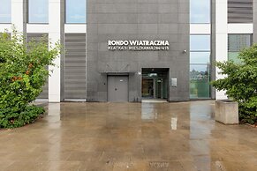 Rondo Wiatraczna Apartment by Renters