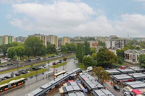 Rondo Wiatraczna Apartment by Renters