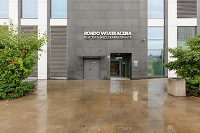 Rondo Wiatraczna Apartment by Renters
