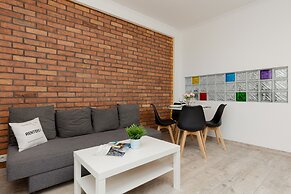 Rondo Wiatraczna Apartment by Renters