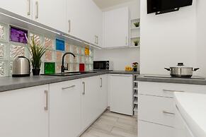 Rondo Wiatraczna Apartment by Renters