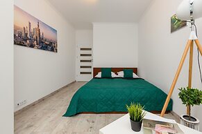 Rondo Wiatraczna Apartment by Renters