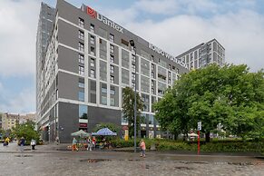 Rondo Wiatraczna Apartment by Renters