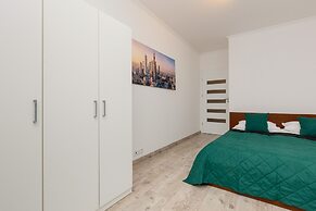 Rondo Wiatraczna Apartment by Renters