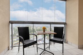 Rondo Wiatraczna Apartment by Renters