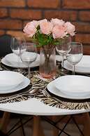 Rondo Wiatraczna Apartment by Renters